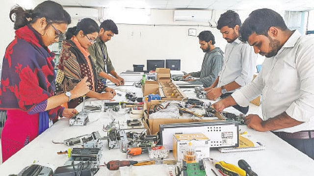 সফটওয়্যারের জন্য দরকারি ইলেকট্রনিকস যন্ত্রও তৈরি করে বিজনেস অটোমেশন। ছবি: সংগৃহীত