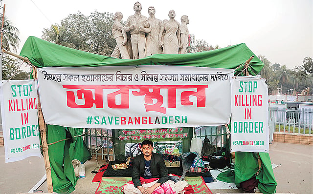 সীমান্ত হত্যার প্রতিবাদে ১০ দিন ধরে অবস্থান কর্মসূচি পালন করছেন ঢাকা বিশ্ববিদ্যালয়ের শিক্ষার্থী নাসির আবদুল্লাহ। গতকাল টিএসসি এলাকার রাজু ভাস্কর্যের সামনে। ছবি: প্রথম আলো