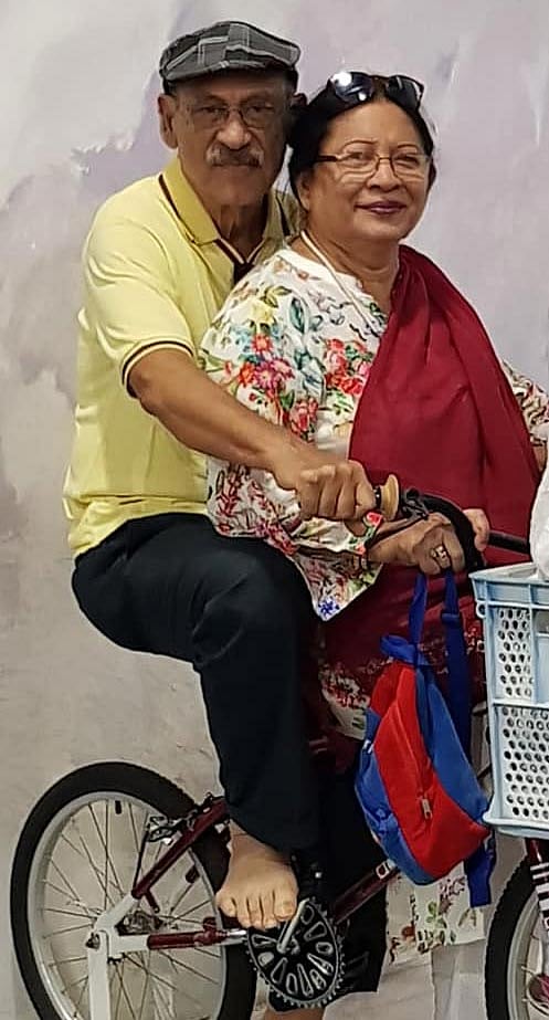 স্ত্রীকে নিয়ে সাইকেল চালাচ্ছেন আবুল হায়াত। ছবি: ফেসবুক