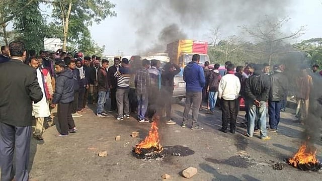 সিলেটের ফেঞ্চুগঞ্জে দুর্নীতি আর প্রভাব বিস্তারের অভিযোগে আজ বুধবার এক ইউপি সদস্যকে আটক করে পুলিশ। তাঁকে ছাড়িয়ে নিতে আওয়ামী লীগ, যুবলীগ ও ছাত্রলীগের কর্মীরা সিলেট-ফেঞ্চুগঞ্জ সড়ক অবরোধ করে। ছবি: প্রথম আলো
