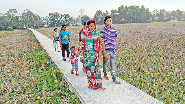 এক বৌদ্ধ ভিক্ষুর উদ্যোগে সাধারণ মানুষের দানের টাকায় বানানো এই সেতু গত বুধবার চলাচলের জন্য উন্মুক্ত করে দেওয়া হয়েছে। চট্টগ্রামের রাউজানের কদলপুর ইউনিয়নের বড়ুয়াপাড়া এলাকায়। ছবি: প্রথম আলো