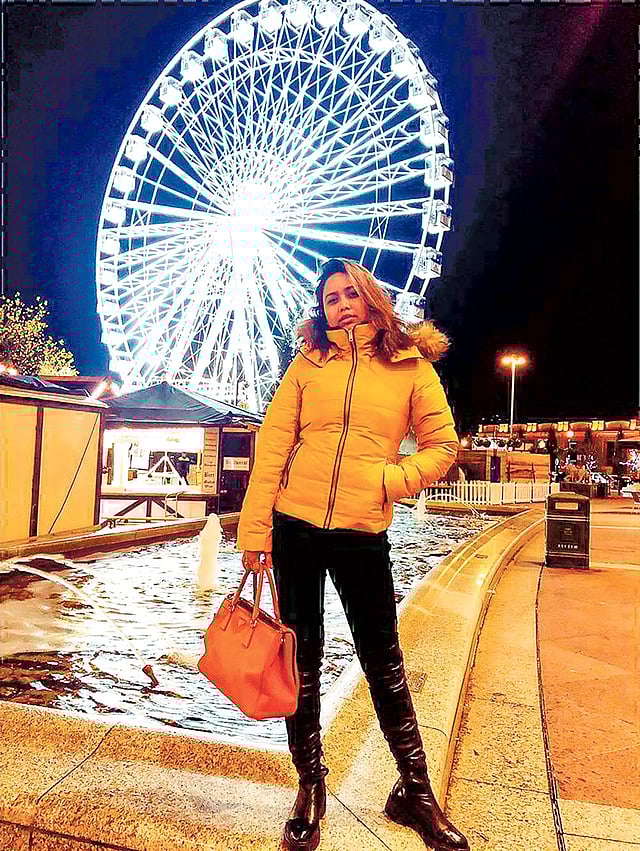 ট্রাফোর্ড সেন্টারের সামনে