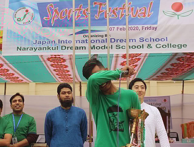 এ কান্না আনন্দের। ট্রফি হাতে কাঁদছে ফরেস্ট দলের অধিনায়ক। ছবি: লেখক