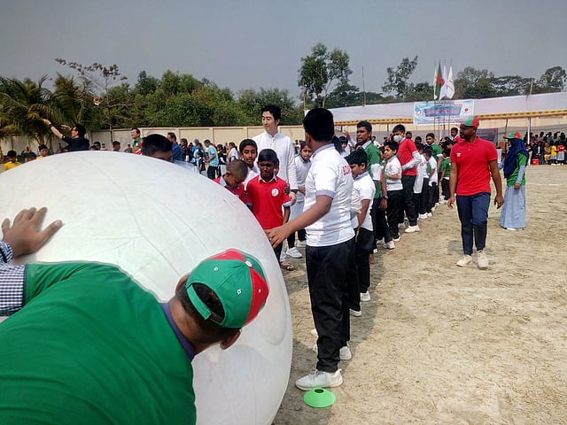 বিগ বল পাস ইভেন্টে শিক্ষার্থীদের সঙ্গে অধ্যক্ষ। ছবি: লেখক