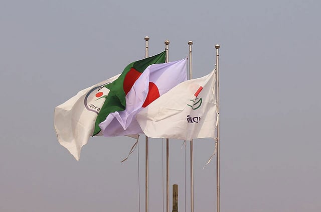 অনুষ্ঠানে বাংলাদেশ, জাপান ও নারায়ণকুল ড্রিম মডেল স্কুল অ্যান্ড কলেজের পতাকা উড়ছে। ছবি: লেখক