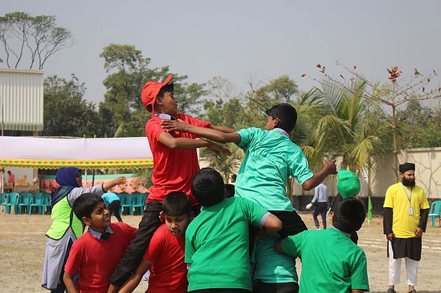 হর্স ব্যাটেল ইভেন্টে লড়ছে ফ্লেম ও ফরেস্ট দল। এতে জয়ী হয় ফরেস্ট টিম। ছবি: লেখক