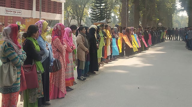 রাজশাহী বিশ্ববিদ্যালয় থেকে ধর্ষণকারীদের আজীবন বহিষ্কারসহ ছয় দফা দাবিতে মানববন্ধন করেন বিশ্ববিদ্যালয়ের শিক্ষার্থীরা। কেন্দ্রীয় গ্রন্থাগার, রাজশাহী, ১২ ফেব্রুয়ারি। ছবি: শহীদুল ইসলাম