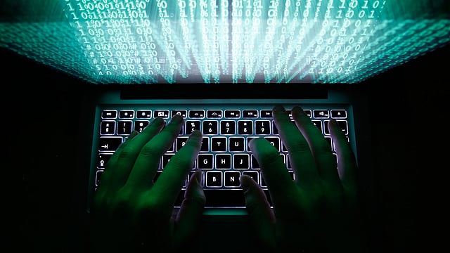 নতুন নতুন বিভিন্ন প্রযুক্তিকে নজরদারির কাজে ব্যবহার করছে কর্তৃত্ববাদী শাসকেরা। ছবি: রয়টার্স