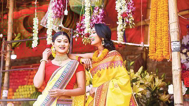 বসন্তবরণে চুলের সাজে ফুল েতা থাকবেই। সাজ: বিন্দিয়া এক্সক্লুিসভ, মডেল: নিধি ও তানহা