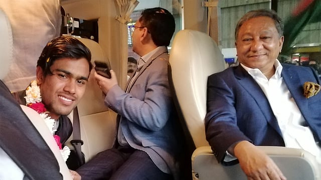 অনূর্ধ্ব–১৯ দলের সঙ্গে বাসেই চড়লেন বিসিবি সভাপতি নাজমুল হাসান। ছবি: শামসুল হক