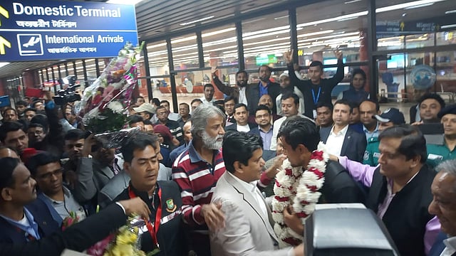 বিমানবন্দরে ফুলেল শুভেচ্ছা বিশ্বজয়ী যুবাদের। ছবি: প্রথম আলো