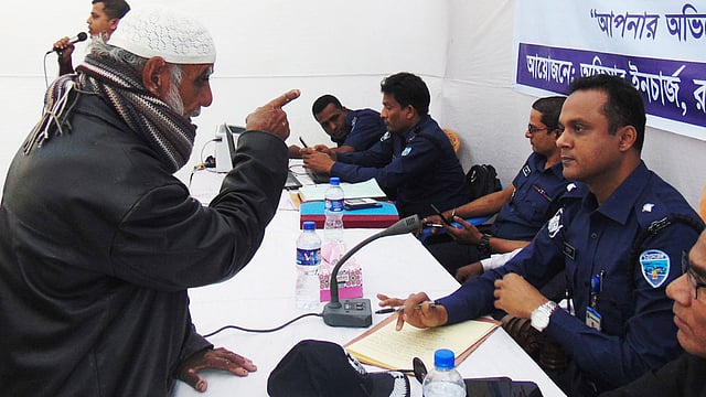 ছবির ‘ওসি এখন আপনার পাশে’ কার্যক্রমে জিডি করার পর রিসিভ কপি তুলে দিচ্ছেন থানার ওসি। বৃহস্পতিবার (১৩ ফেব্রুয়ারি) বিকেলে চট্টগ্রামের রাঙ্গুনিয়া উপজেলার দক্ষিণ রাজানগর ইউনিয়নের ধামাইরহাট ভিএড পাবলিক লাইব্রেরি মাঠ থেকে তোলা। ছবি: আব্বাস হোসাইন
