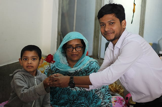 ভালোবাসা দিবসে হাসপাতালে বিভিন্ন ওয়ার্ডে রোগীদের গোলাপ ফুল দিচ্ছেন চিকিৎসকেরা। ছবি: সংগৃহীত