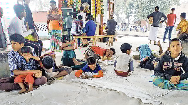 স্টেশনের প্ল্যাটফর্মে সুবিধাবঞ্চিত শিশুরা। এখানেই কাটে তাদের প্রতিদিনকার জীবন। গতকাল সকালে গাজীপুরের টঙ্গী রেলস্টেশনে। ছবি: প্রথম আলো