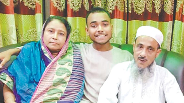 নিজেদের বাড়িতে মা ও বাবার সঙ্গে পারভেজ হোসেন। ছবি: সংগৃহীত