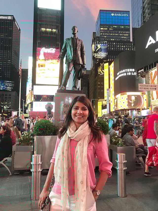 নিউইয়র্কের টাইমস স্কয়ারে লেখক