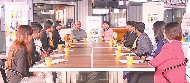 নাশতার টেবিলে তরুণদের সঙ্গে খোলামেলা আলোচনা করেছেন মাহতাব উদ্দিন আহমেদ