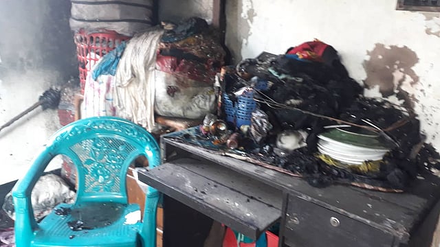 নারায়ণগঞ্জে অগ্নিকাণ্ডে পুড়ে গেছে বাড়ির সবকিছু। একজন মারা গেছেন। দগ্ধ সাতজন ঢাকা মেডিকেল কলেজ হাসপাতালের বার্ন ইউনিটে চিকিৎসাধীন। ছবি: প্রথম আলো