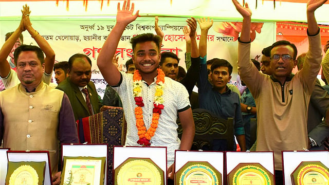 অনূর্ধ্ব–১৯ যুব বিশ্বকাপ ক্রিকেট বিজয়ী দলের ক্রিকেটার পারভেজ হোসেন ইমনকে নোয়াখালীর বেগমগঞ্জ উপজেলার ছয়ানীতে সংবর্ধনা দেওয়া হয়। গতকাল বিকেলে ছয়ানী উচ্চবিদ্যালয় মাঠে। প্রথম আলো