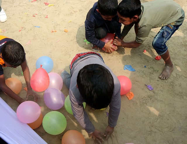 বেলুন ফাটানো নিয়ে প্রতিযোগিতা