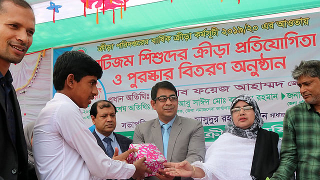 বিজয়ী শিশুর পুরস্কার গ্রহণ