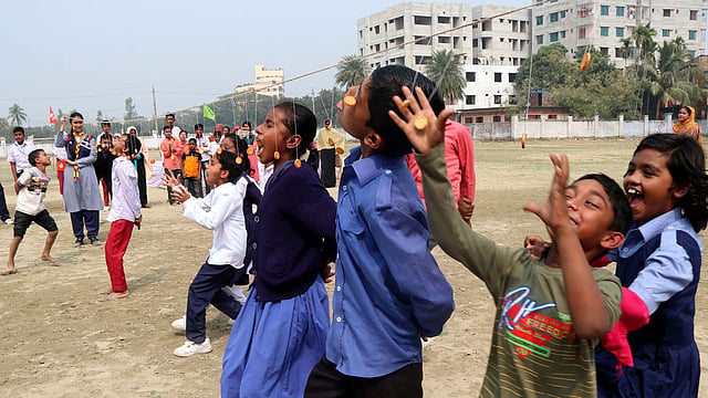 বিস্কুট দৌড় প্রতিযোগিতা