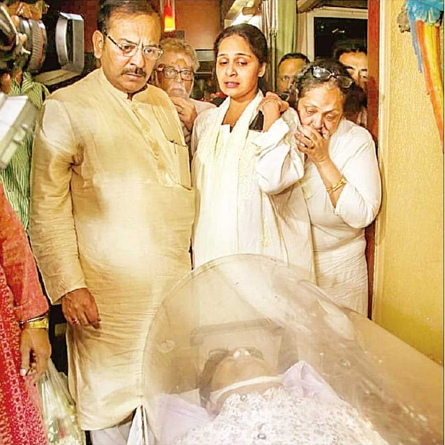 মঙ্গলবার রাতে তাপস পালের মরদেহের সামনে মন্ত্রী অরূপ বিশ্বাস ও কন্যা সোহিনী। ছবি: ভাস্কর মুখার্জি