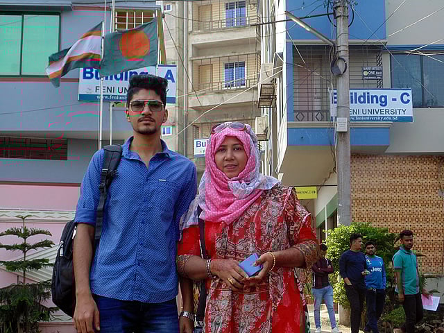 মা হুরে জান্নাত ও ছেলে আবদুল্লাহ আহসান একই বিশ্ববিদ্যালয়ের শিক্ষার্থী। ছবি: প্রথম আলো