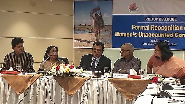 ‘নারীর অমূল্যায়িত কাজের আনুষ্ঠানিক স্বীকৃতি’ শীর্ষক সংলাপ অনুষ্ঠানে বক্তব্য রাখছেন অর্থমন্ত্রী আ হ ম মুস্তফা কামাল। ছবি: প্রথম আলো