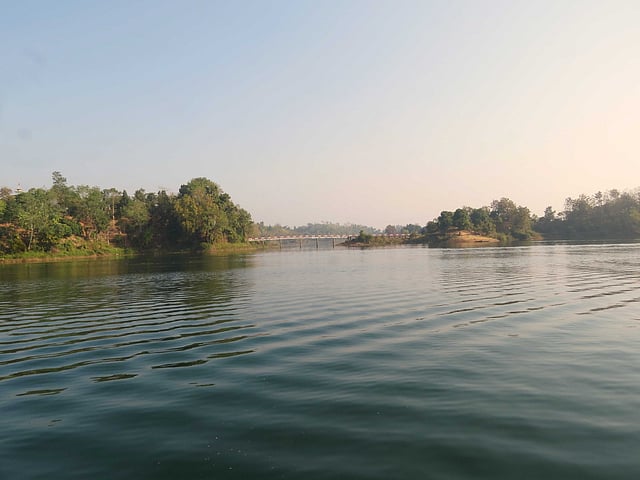 পুরো দিন নৌকায় করে কাপ্তাই লেকের ওপর ভেসে বেড়ানো যায়। দুই পাশে পাহাড় আর সামনে অজানা এক দিগন্ত। ছবি: লেখক