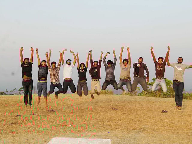 বন্ধুরা মিলে ঘুরতে গেলে মজাই আলাদা। ছবি: সংগৃহীত