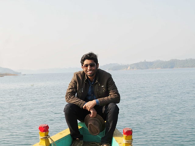 কাপ্তাই লেকে নৌকায় ভেসে বেড়ানোর অভিজ্ঞতা, জল ছোঁয়া আর দুপাশে পাহাড় আর সামনে অজানা এক দিগন্ত সারি।