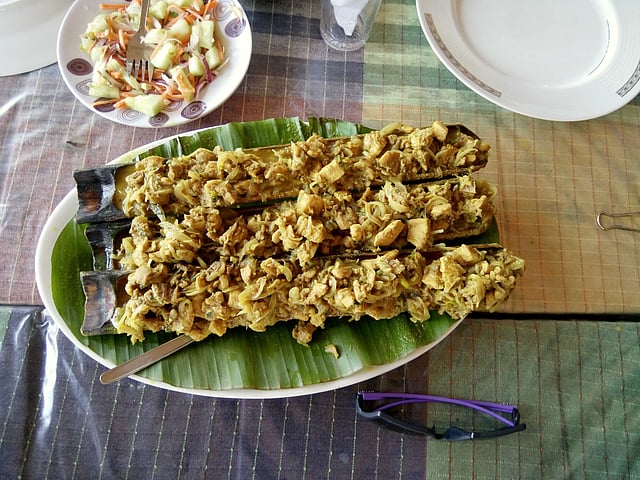 ব্যাম্বু চিকেনের স্বাদ এখনো মুখে লেগে আছে। ছবি: লেখক