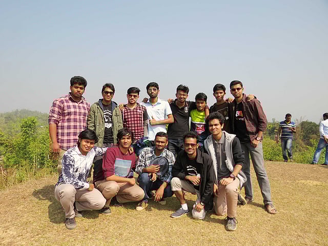 পাহাড়ের চূড়ায় আমরা। চারপাশে আকাশ। ছবি: সংগৃহীত