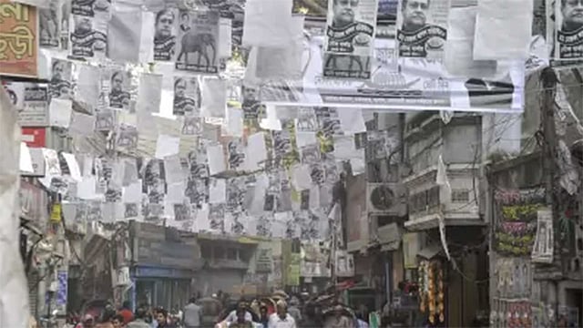 সিটি নির্বাচনের পর এ ধরনের প্লাস্টিক অথবা পিভিসির ব্যবহার থেকে বিরত থাকতে পারি একুশের উদ্যাপনে। ছবি: প্রথম আলো