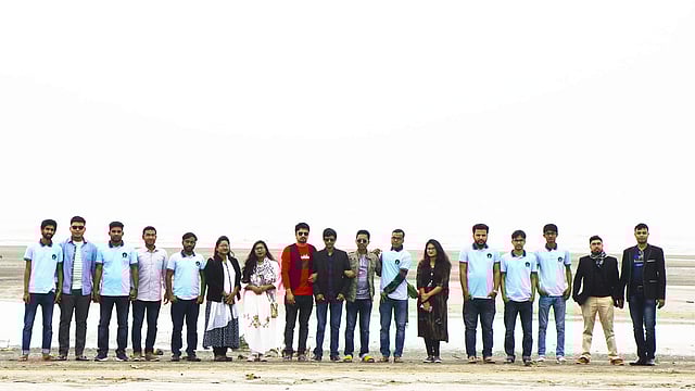 সাগরকন্যার প্রেমে সম্মোহিত হয়েছিল ইসলামী বিশ্ববিদ্যালয় রিপোর্টার্স ইউনিটির তরুণ সাংবাদিক দল। ছবি: সংগৃহীত