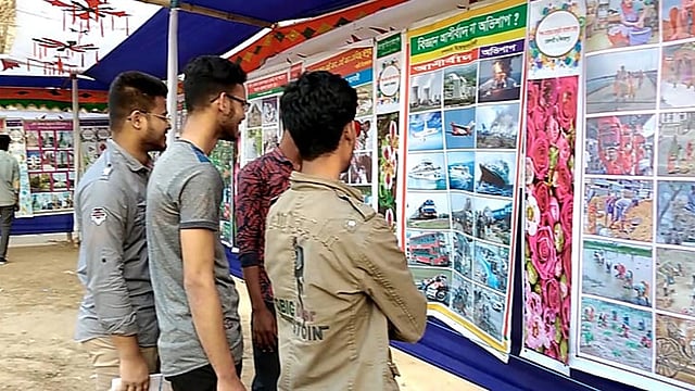 সাহিত্যিক দ্বিজেন্দ্রনাথ ব্যানার্জির আয়োজনে একক প্রদর্শনীতে মুগ্ধ দর্শকেরা। ছবি: সংগৃহীত