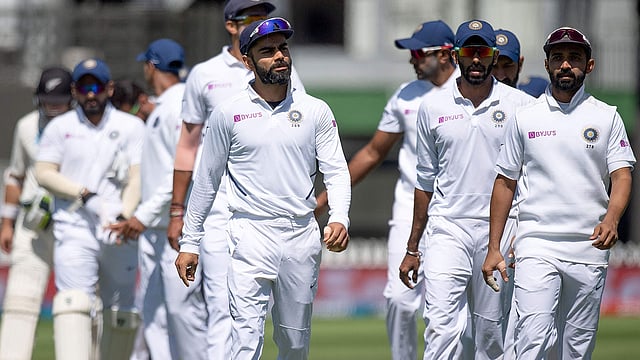 হারের পর হতাশ-বিধ্বস্ত কোহলিরা মাঠ ছাড়ছেন। আজ ওয়েলিংটনে। ছবি: এএফপি