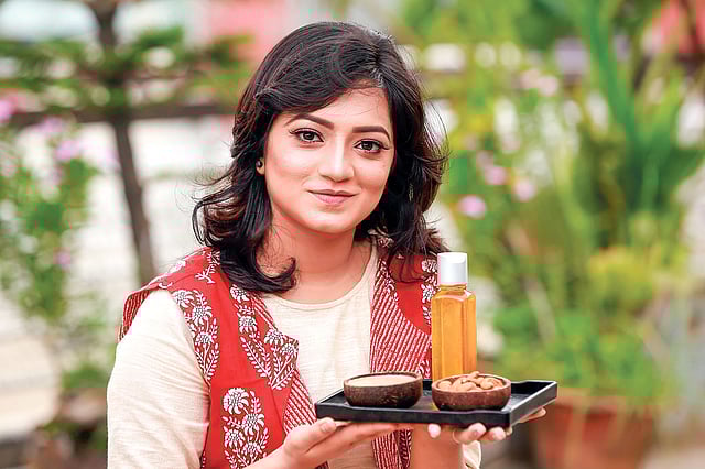 মডেল: নৈঋতা