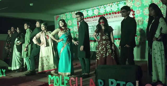 গণ বিশ্ববিদ্যালয়ের প্রাণরসায়ন ও অনুপ্রাণ বিজ্ঞান বিভাগে ‘নবীনবরণ ও বিদায় সংবর্ধনা’য় ফ্যাশন শো-তে শিক্ষার্থীরা। ছবি: লেখক