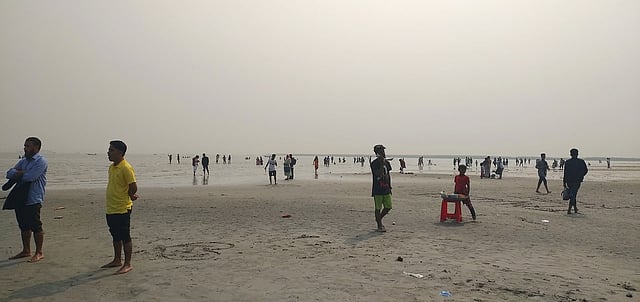 বিচে ঘুরছেন নানা বয়সের নানা শ্রেণি-পেশার মানুষ। ছবি: লেখক