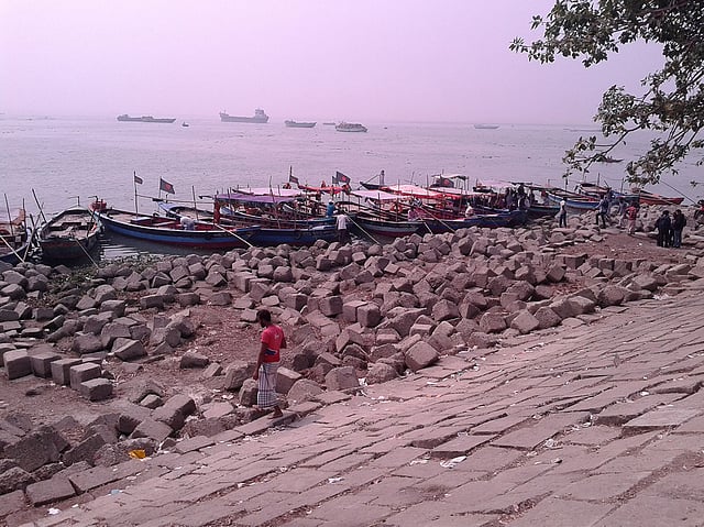 মিনি কক্সবাজারের উদ্দেশে ছেড়ে যাওয়া বোটগুলো সারিবদ্ধভাবে নোঙর করা। ছবি: লেখক