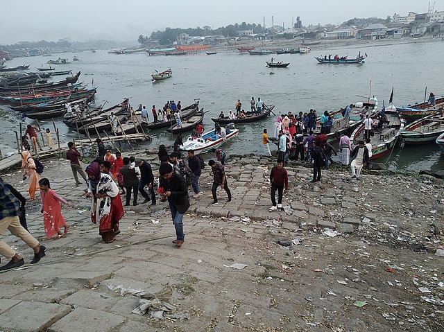 ঘাটে মানুষের চলাচল। ছবি: লেখক
