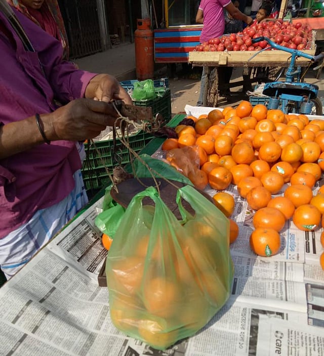 মিরপুরের কালশী রোডে ফলের ভাসমান দোকানগুলোতে পলিথিনের ব্যাগ দেদার ব্যবহৃত হয়। ছবি: প্রথম আলো