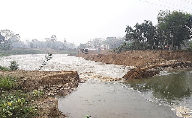 চট্টগ্রামের রাউজানে সর্তা খালের বাঁধ অপসারণ করা হয়েছে। ফলে স্বাভাবিক হয়েছে পানিপ্রবাহ। প্রাণ ফিরে পেয়েছে খাল। গতকাল দুপুরে। সংগৃহীত