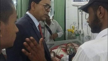 ঢাকা কলেজের অধ্যক্ষ নেহাল আহমেদ আজ বৃহস্পতিবার দুপুরে ঢাকা মেডিকেল কলেজ হাসপাতালে চিকিৎসাধীন শিক্ষার্থীদের দেখতে যান। ছবি: সংগৃহীত