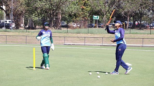 অস্ট্রেলিয়ার মুখোমুখি হওয়ার আগে অনুশীলনে বাংলাদেশের মেয়েরা। ছবি: বিসিবি টুইটার পেজ