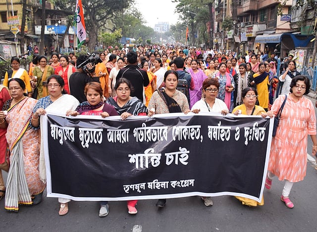 দিল্লিসহ সারা দেশে শান্তি ফিরিয়ে আনার দাবিতে বৃহস্পতিবার বিকেলে শান্তি ও মোমবাতি মিছিল বের করে তৃণমূল মহিলা কংগ্রেস। কলকাতা, ভারত, ২৭ ফেব্রুয়ারি। ছবি: ভাস্কর মুখার্জি