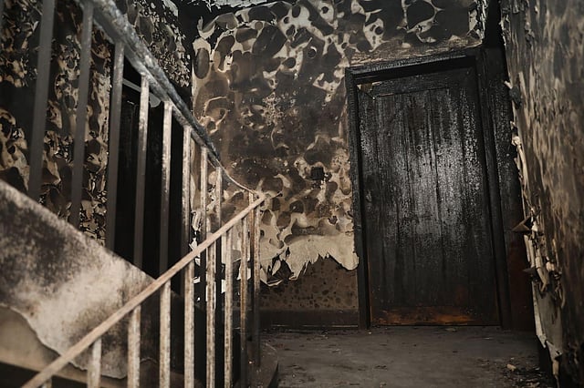 আগুনে এমন অবস্থা ভবনের। ছবি: আবদুস সালাম