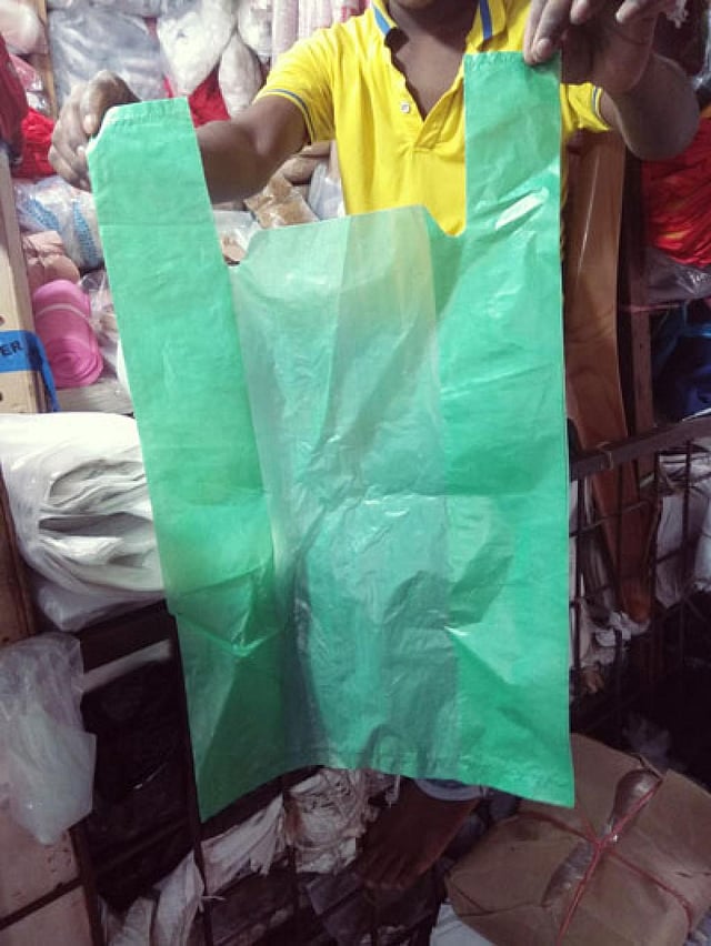 কারওয়ান বাজারে পলিথিনের পাইকারি দোকানে পলিথিন ব্যাগ দেখাচ্ছেন বিক্রেতা। ছবি: প্রথম আলো